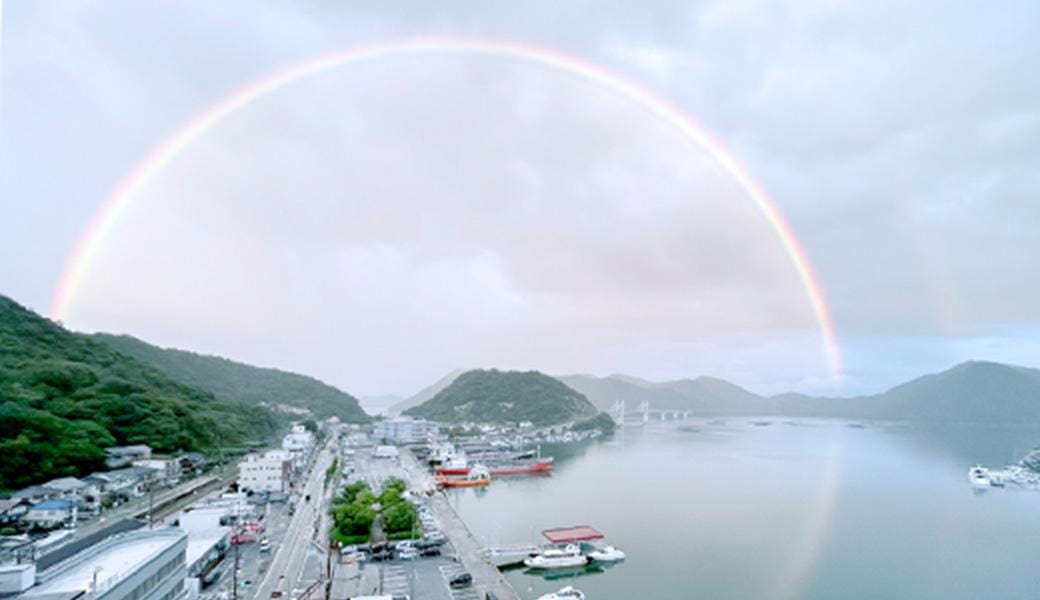 虹がかかった港の風景